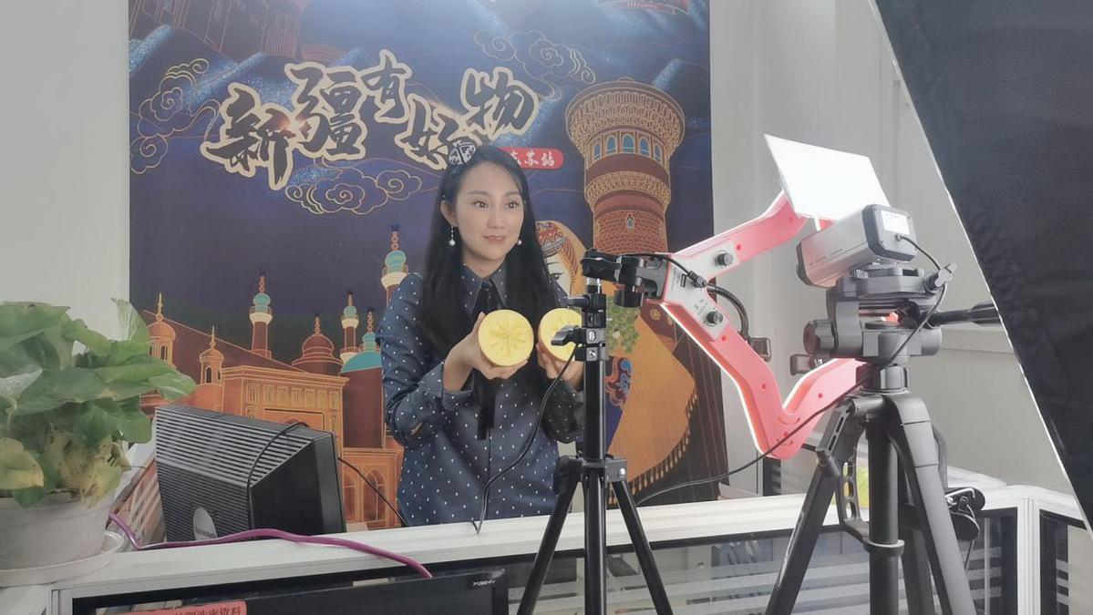 阿克苏市商务局梁佳妮"双十一"直播场景