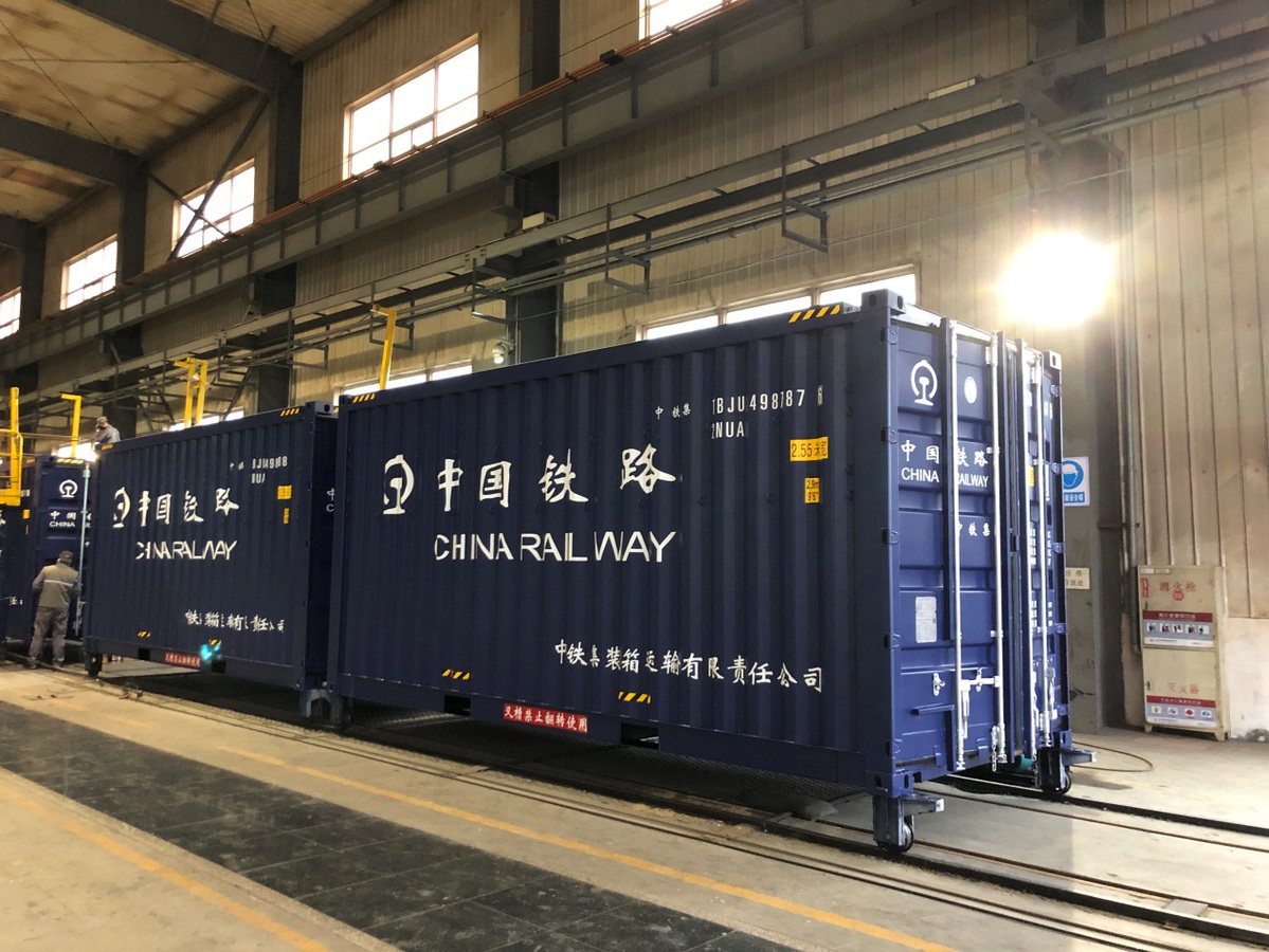 中车齐车集团集装箱业务开辟铁路敞顶箱新市场 创造"生产线改造,准备