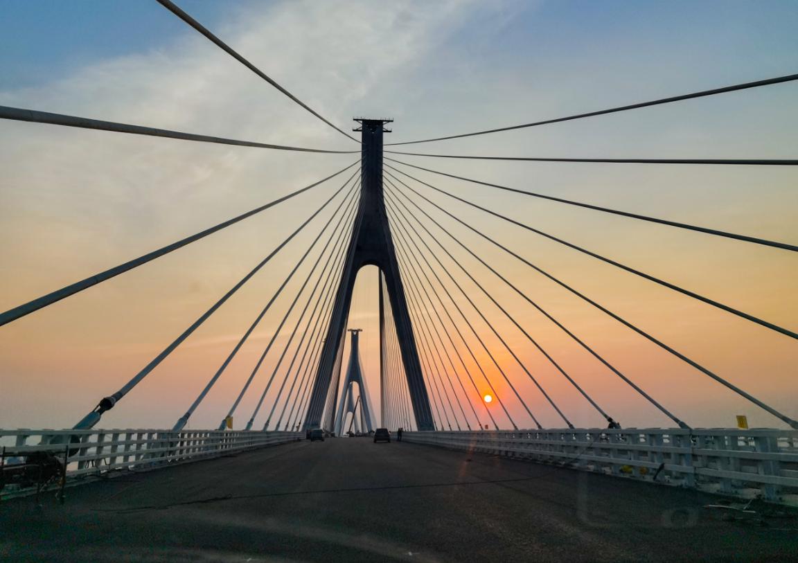 世界最大跨度串联式斜拉桥——珠海洪鹤大桥通车