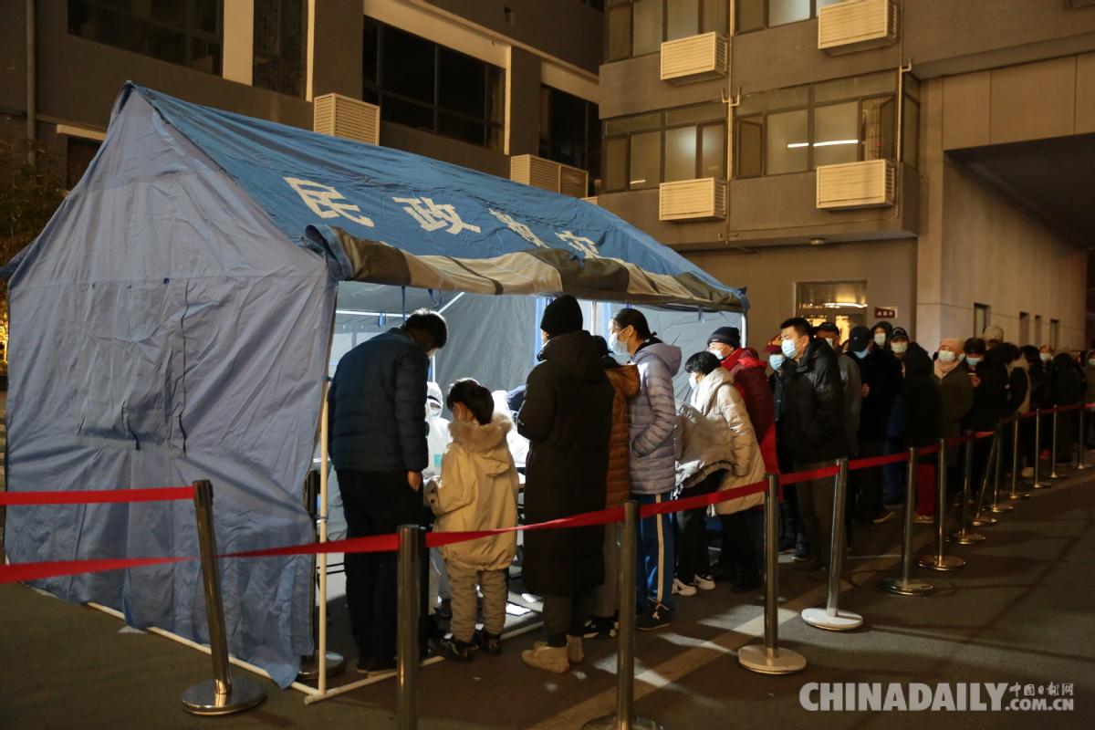 北京西城:居民连夜排队核酸检测采样