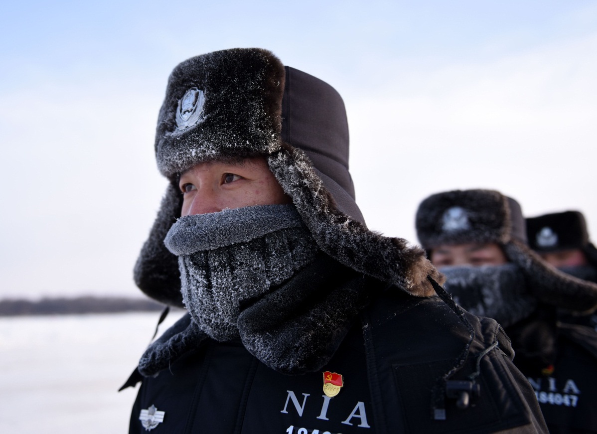 黑龙江呼玛民警极寒天气坚守岗位向首个中国人民警察节献礼