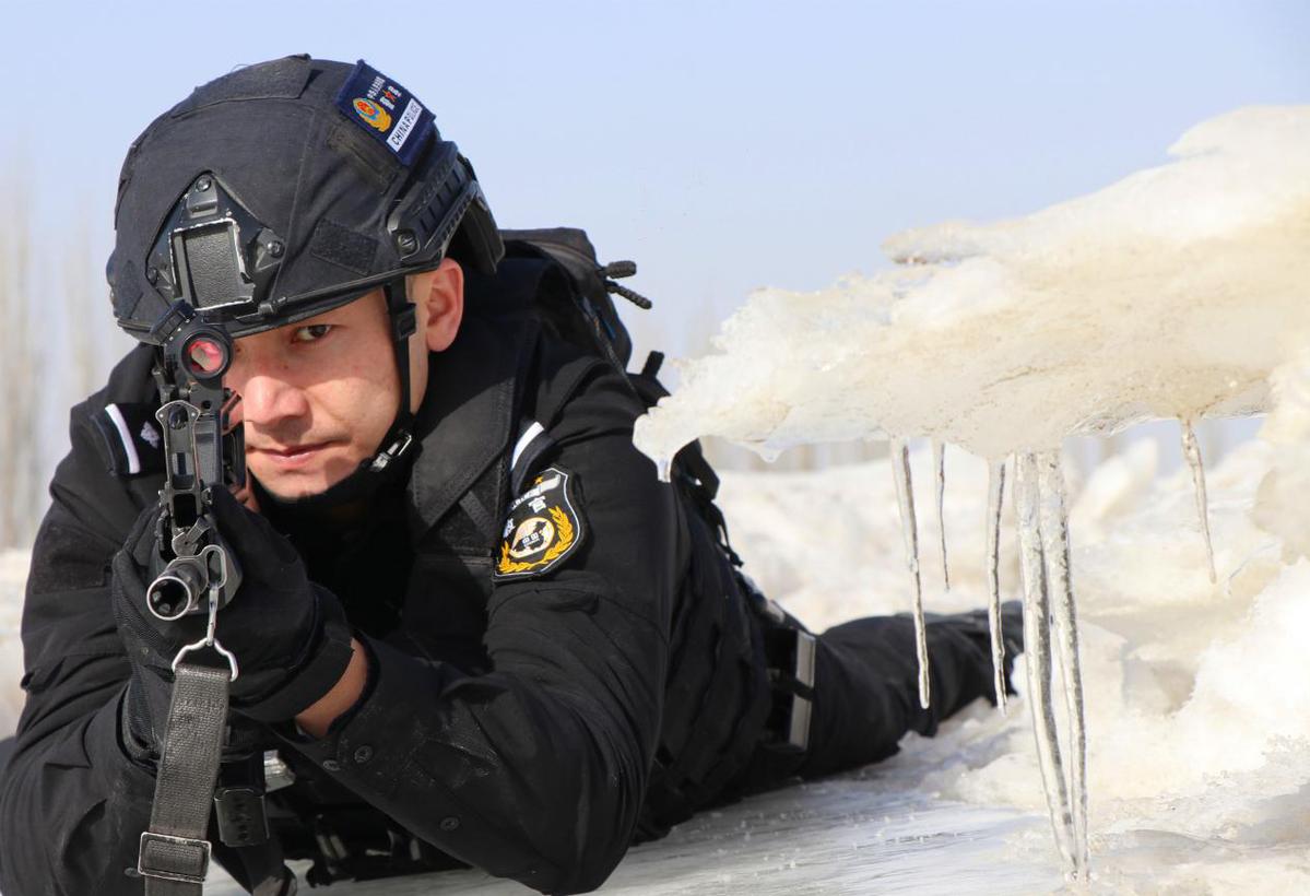 新疆阿瓦提警方冰天雪地练精兵