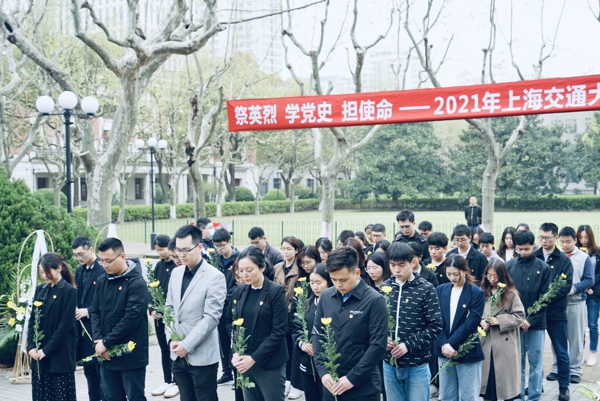 我校组织师生开展清明扫墓祭先烈活动-桂林航天工业学院