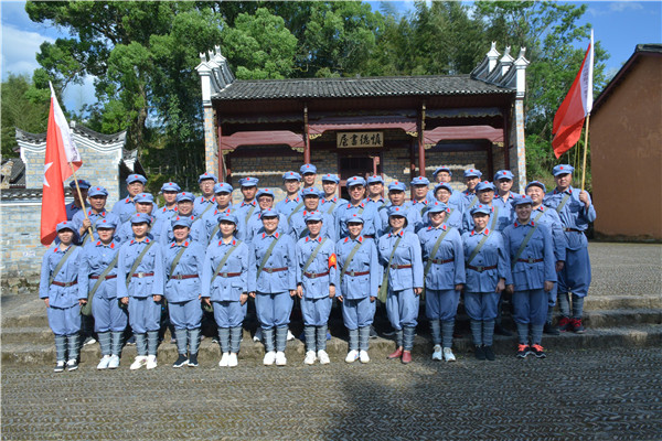 参观八角楼合影留念