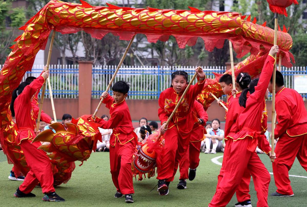 2021年6月10日,在合肥市瑶海区蚌埠路第二小学,孩子们在进行传统舞龙