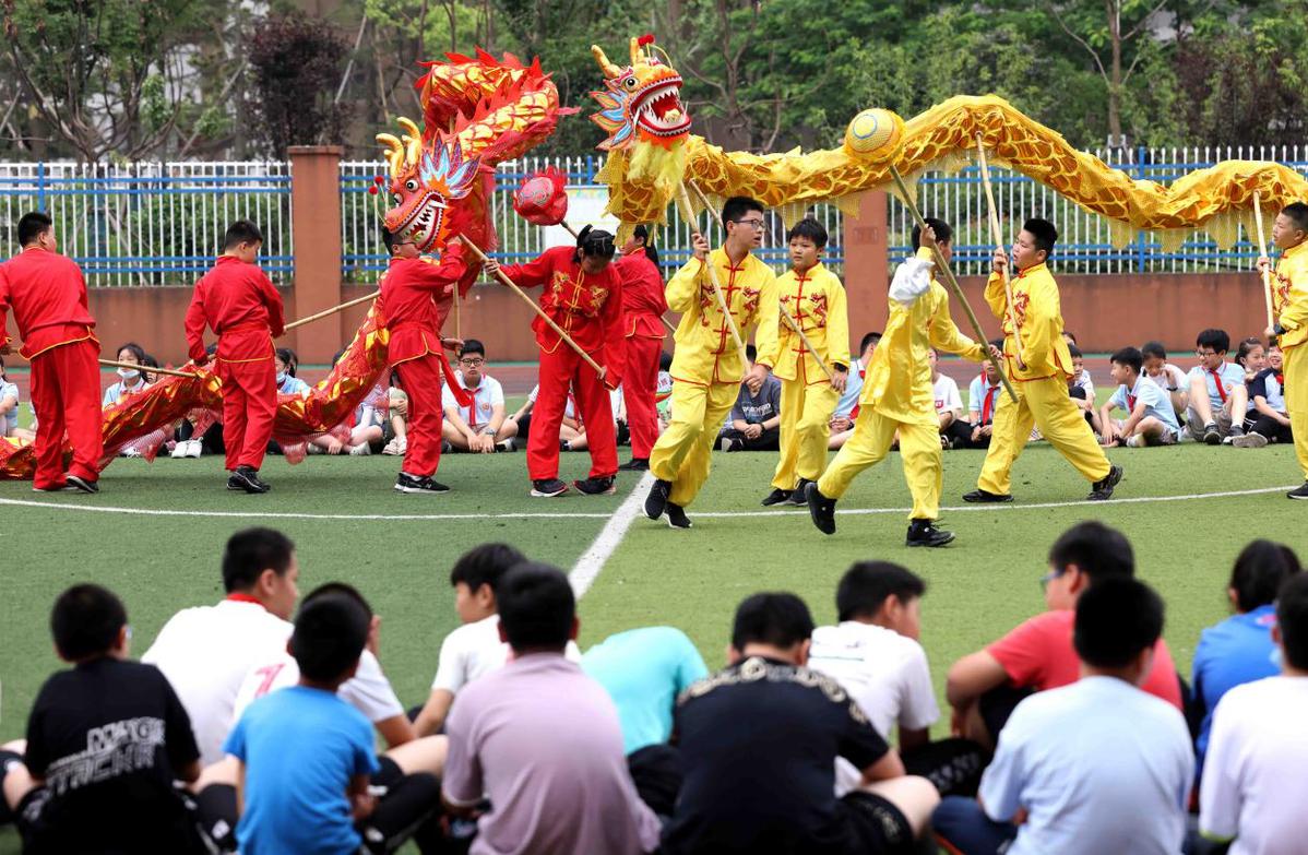 2021年6月10日,在合肥市瑶海区蚌埠路第二小学,孩子们在进行传统舞龙