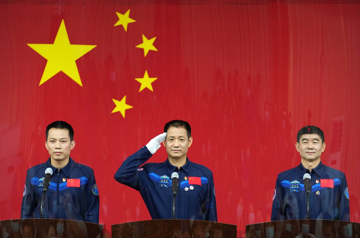 6月16日,神舟十二号载人飞行任务航天员聂海胜(中),刘伯明(右),汤洪波