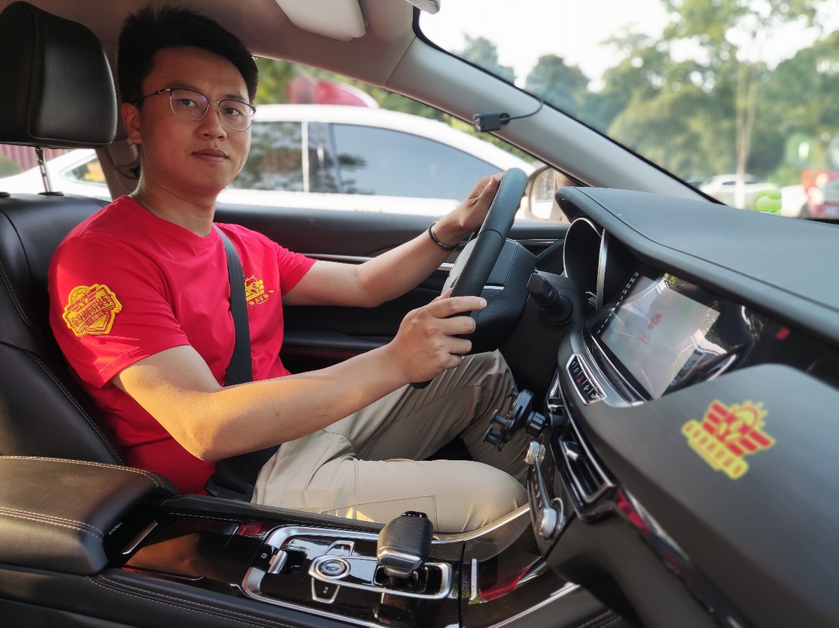 党员就在身边t3出行创新党建方式党员司机亮身份