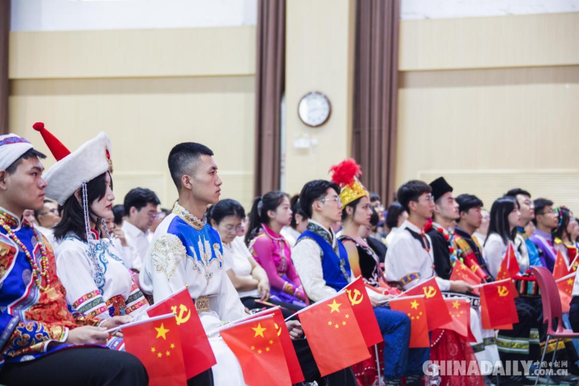 全体师生挥舞着党旗,国旗,与全国人民共同迎来这激动人心的伟大时刻