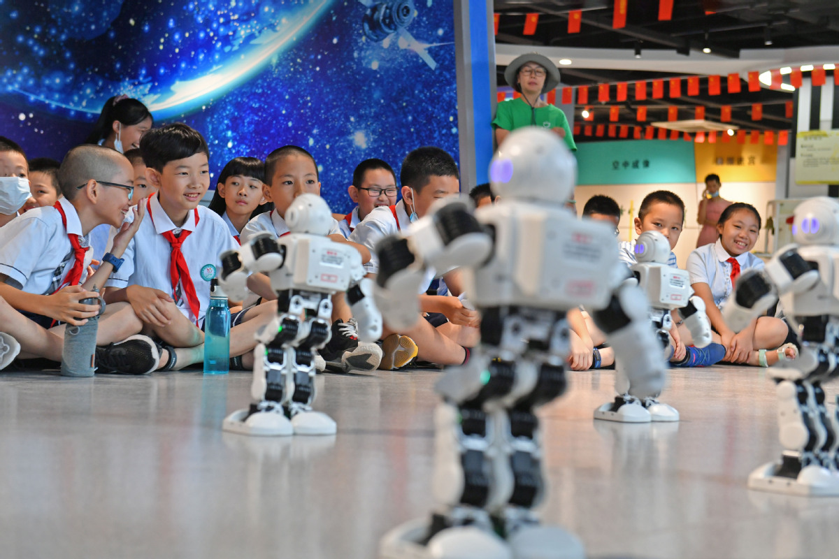 2021年7月6日，在福建省泉州市泉港区科技馆，精彩的机器人跳舞深深地吸引着学生们的目光。
