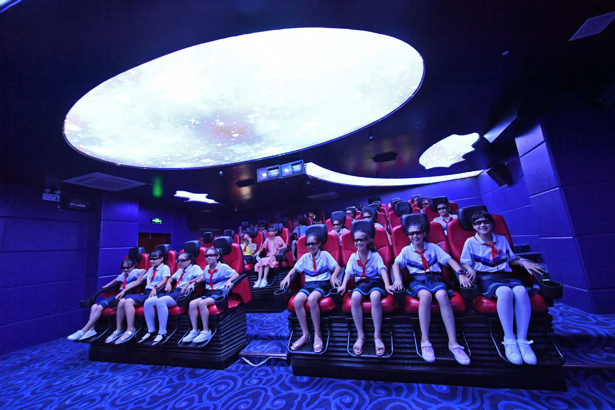 2021年7月6日，在福建省泉州市泉港区科技馆，学生们在体验动感的5D电影。