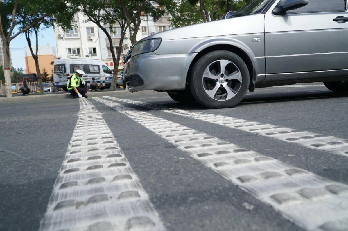 熱熔減速帶在庫爾勒市區道路派上用場車輛降速立竿見影