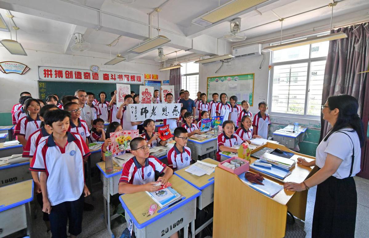 9月9日,在福建省泉州市泉港区第六中学,孩子们走进教室赠送自己制作的
