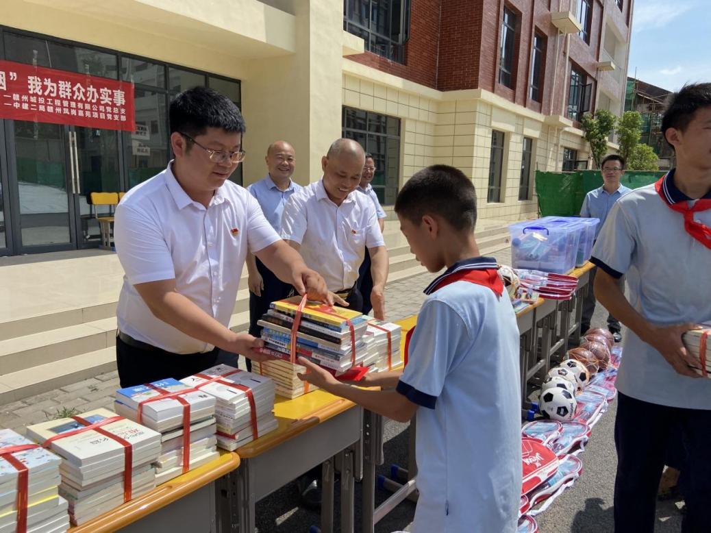 项目经理 党员 张兴启为学生赠书