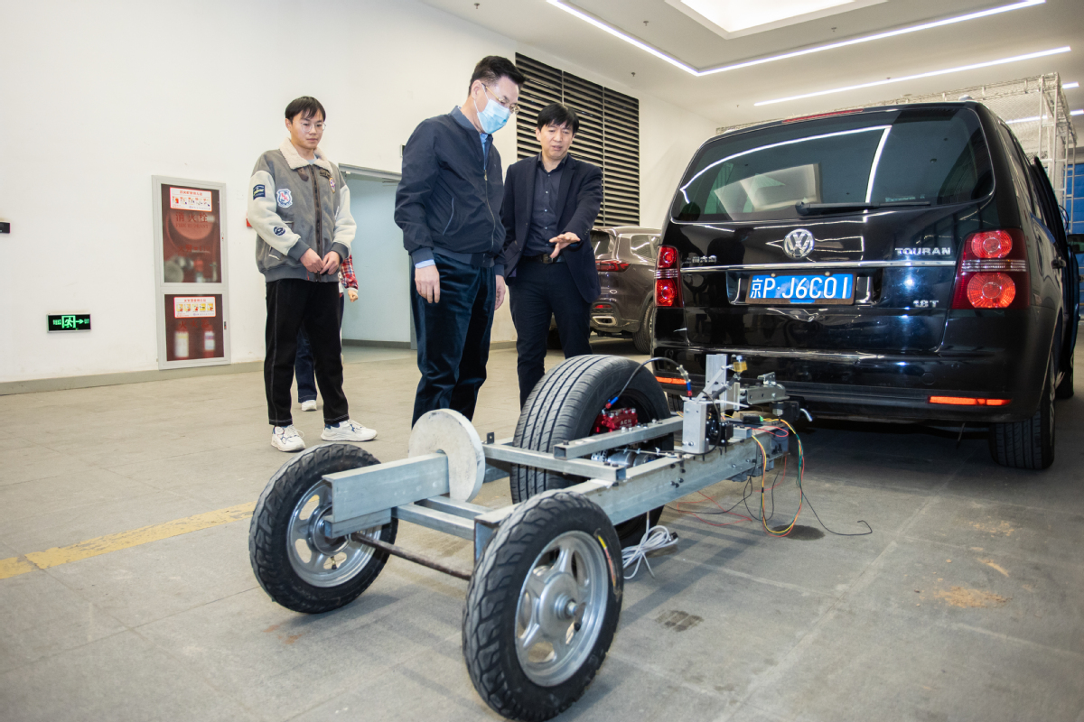 参加一汽-大众中华环境保护基金会汽车环保创新引领计划的团队负责人为项目组专家介绍研发成果