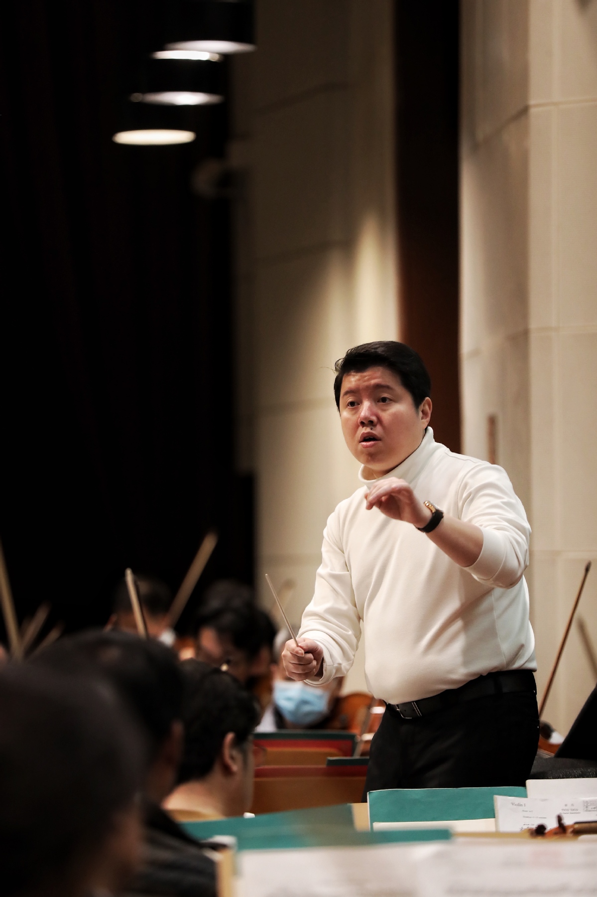 12月28日,中国爱乐乐团常任指挥黄屹在彩排中,他将执棒本次新年音乐会