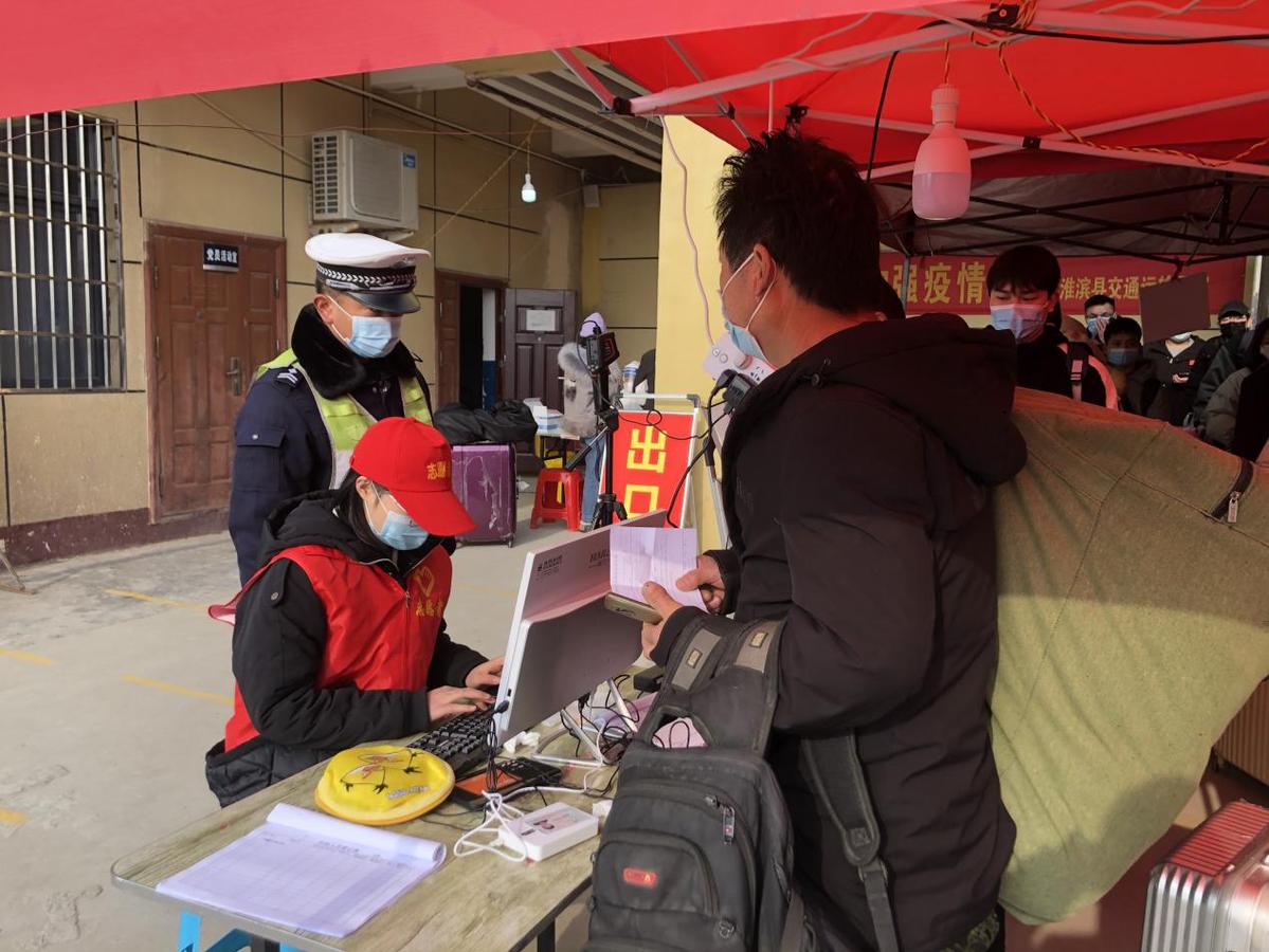 河南淮滨火车站青年志愿者化身疫情防控及时雨