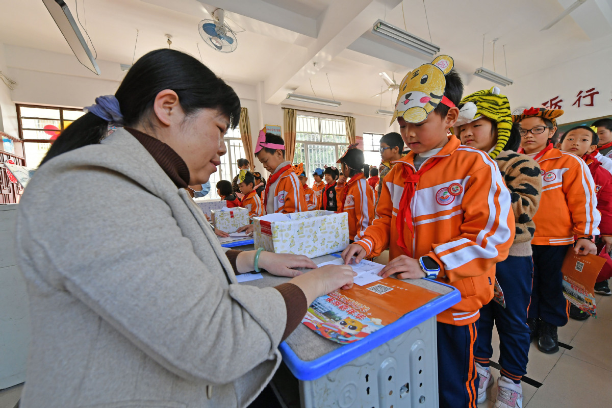 1月12日，在福建省泉州书泉港区峰尾中心小学，孩子们头戴“虎帽”参加语文认字闯关游戏。