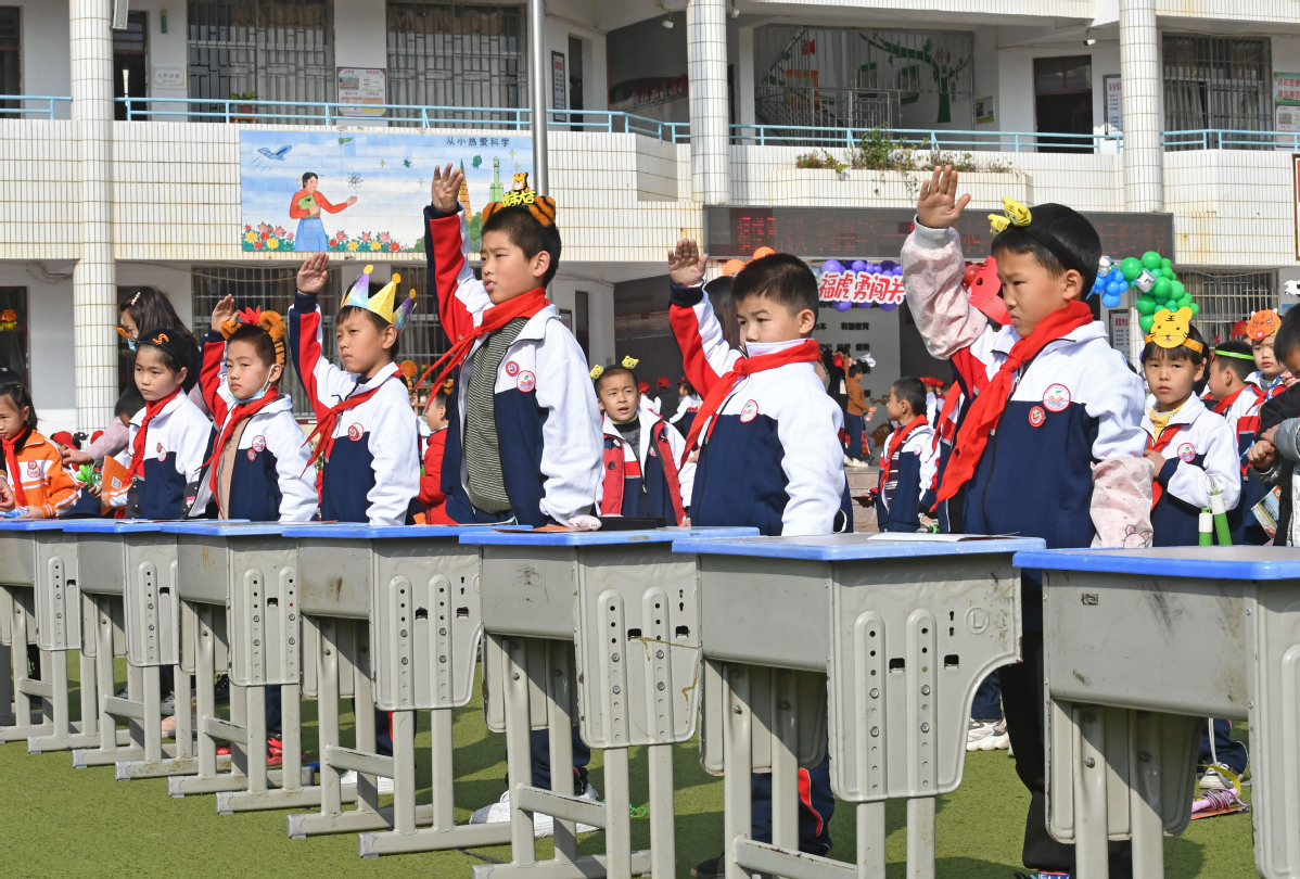 1月12日，在福建省泉州书泉港区峰尾中心小学，孩子们在参加闯关游戏——系红领巾。