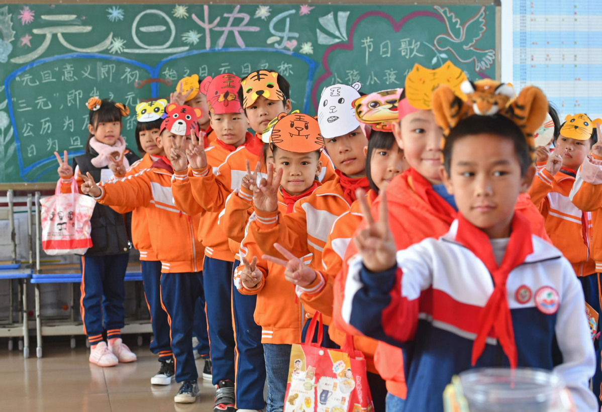 1月12日，在福建省泉州书泉港区峰尾中心小学无纸化期末考中，萌态十足的孩子们。
