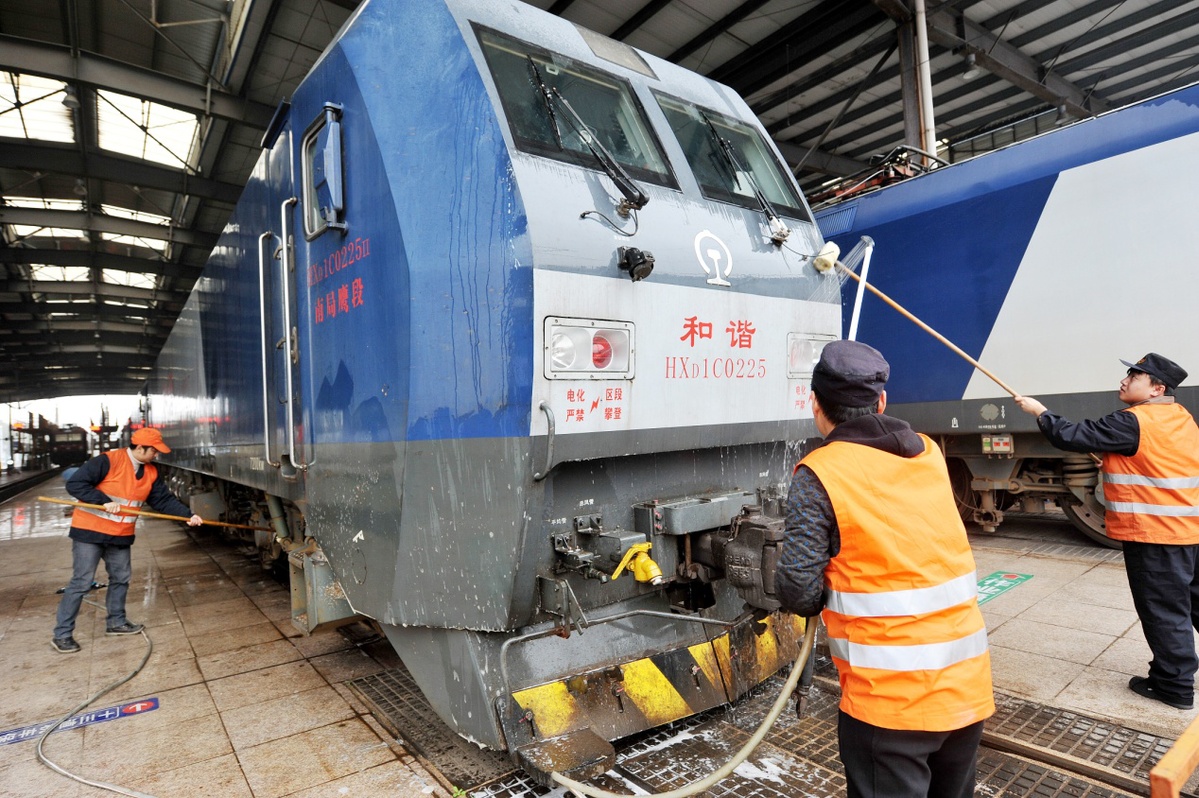 2022年2月1日,中国铁路南昌局集团公司鹰潭机务段整备车间地检班的