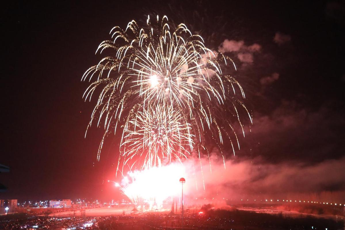 新疆博湖璀璨烟花迎冬奥点亮城市夜经济