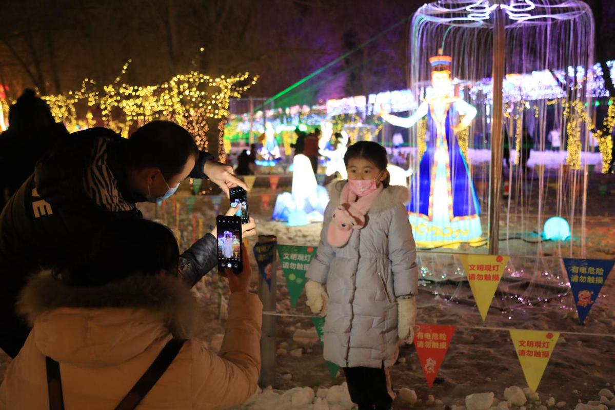 新疆博湖璀璨烟花迎冬奥点亮城市夜经济