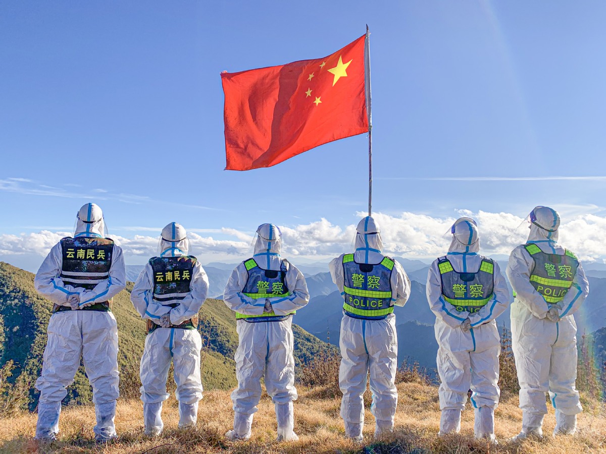 云南腾冲戍边民警春节期间踏雪巡边守护万家灯火