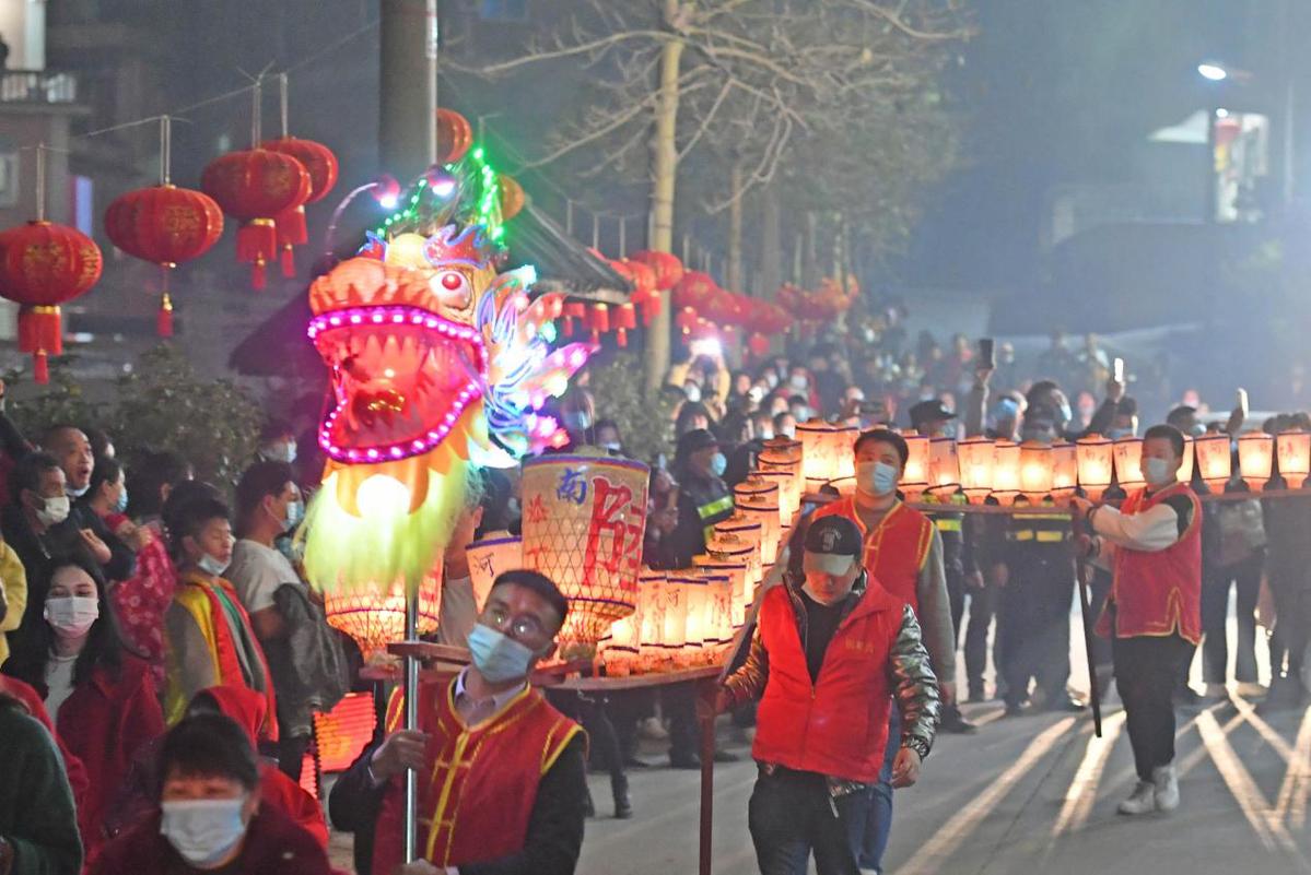 福建泉港板凳龙灯闹元宵