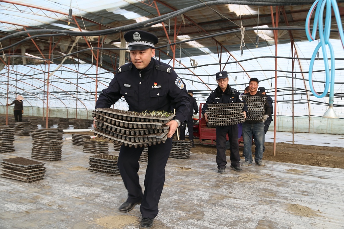 新疆博湖：民警助春耕构筑和谐警民情- 中国日报网