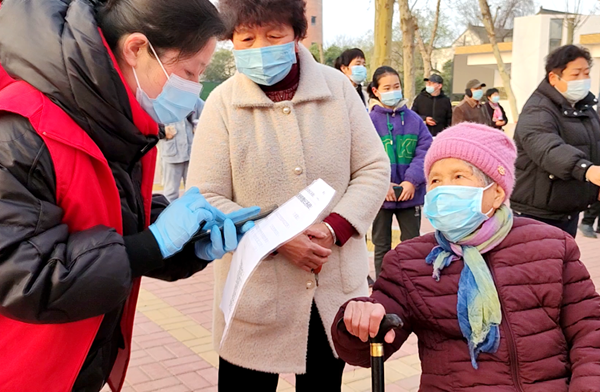 河南沁阳市万名志愿者助力全民核酸检测