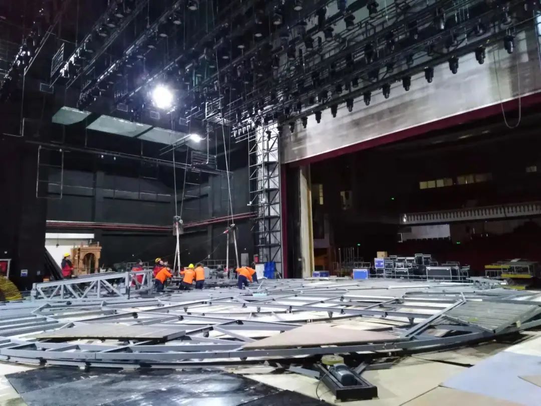 新疆艺术剧院舞台美术部的全体工作人员开始了舞剧《张骞》的装台工作