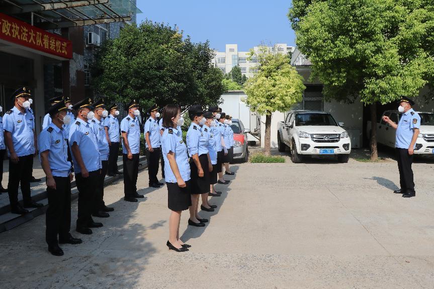 这次农业综合行政执法服装为天空蓝,臂章通用图案由盾牌,松枝以及"