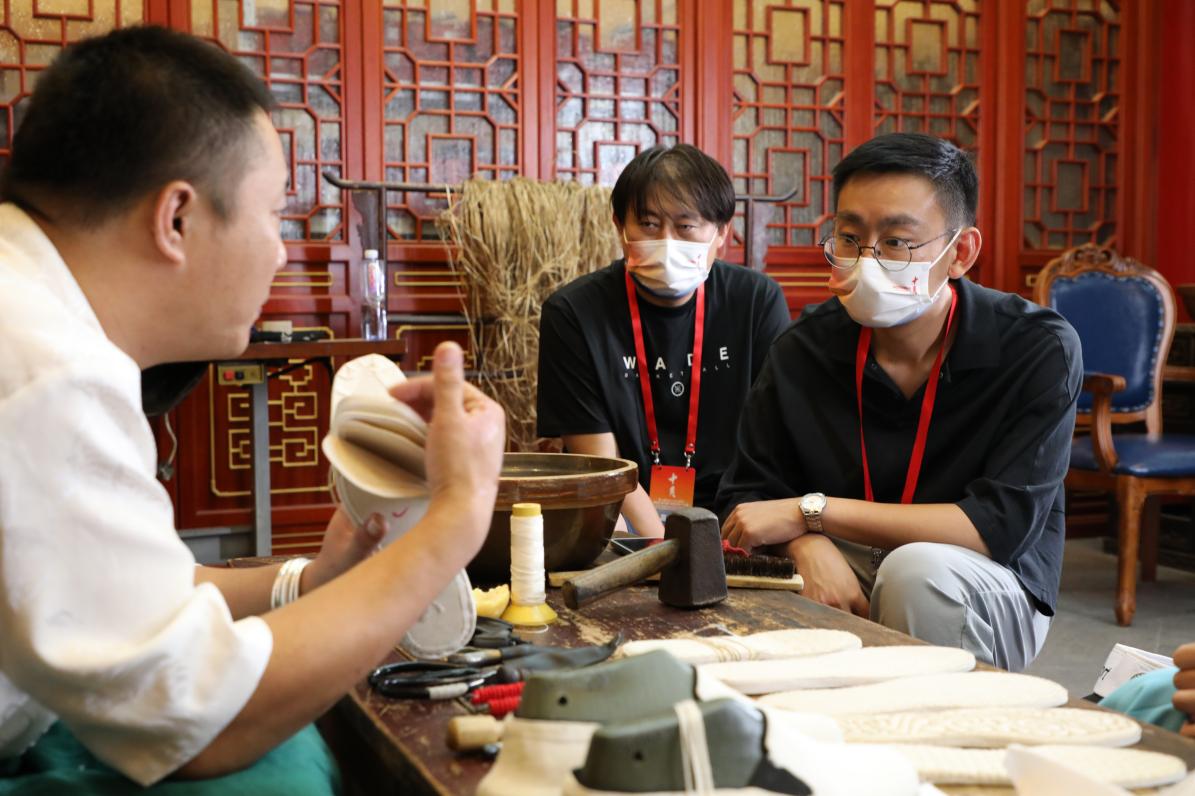 图3 刘汀(中)李壮（右）观摩内联升制鞋工艺