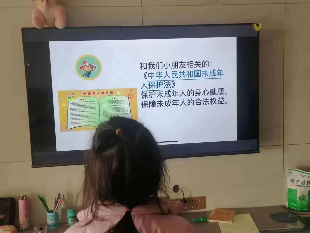 图为学生通过线上主题班会学习法律知识各年级班主任组织开展宪法主题