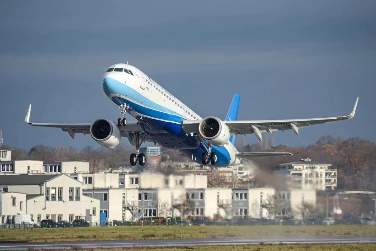 飛機號為b-32cu的嶄新空客a321neo飛機平穩降落在廈門高崎國際機場,這