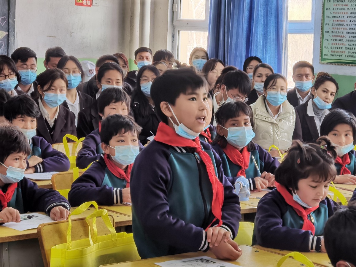 图:学生正在跟老师讨论种子的传播方式当天在墨玉县加汗巴格乡阿克萨