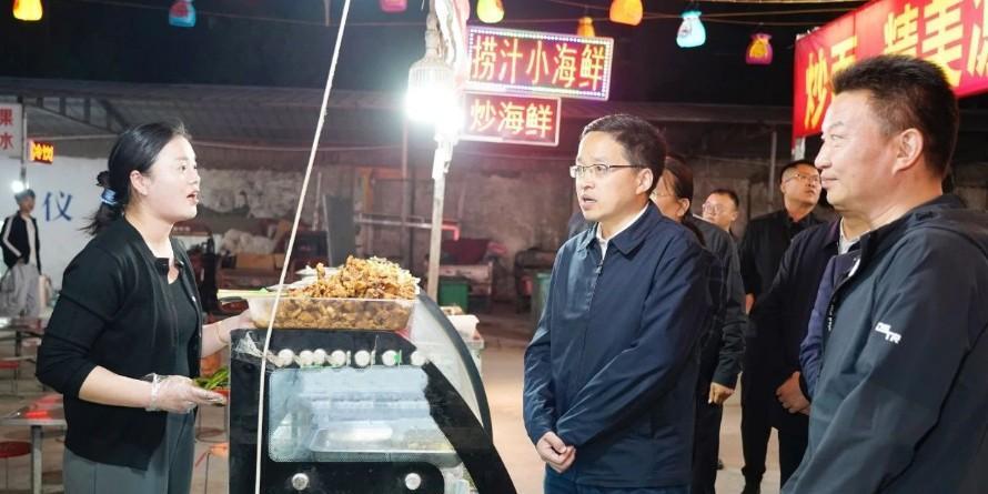 河南兰考县委书记陈维忠带队调研夜市经济 满足群众消费需求 - 中国日