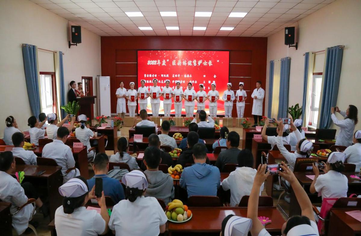 当天的洛浦县人民医院国际护士节庆祝暨表彰系列活动上,护士们自编自