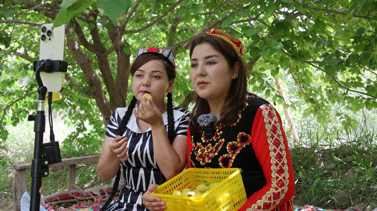 新疆库车美女电话图片