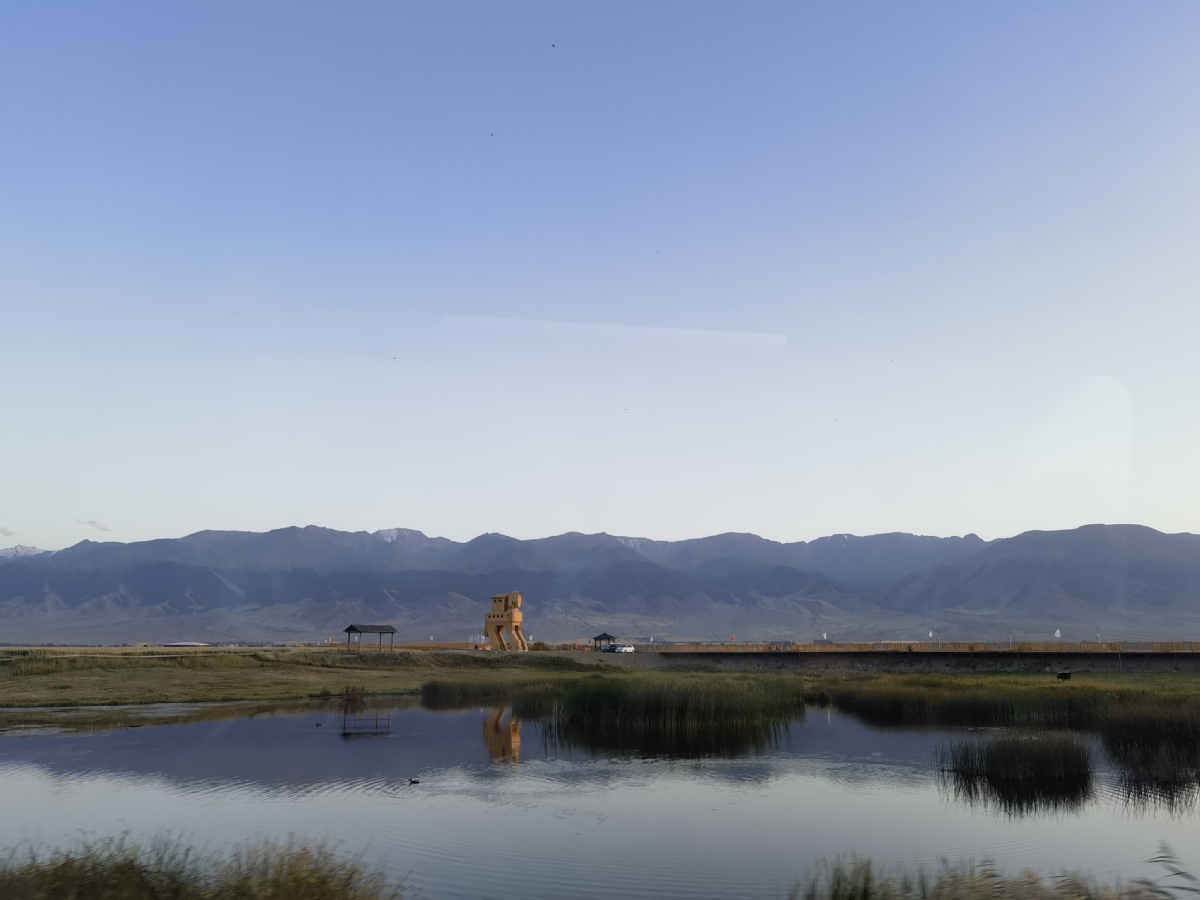 沿着河湖看新疆