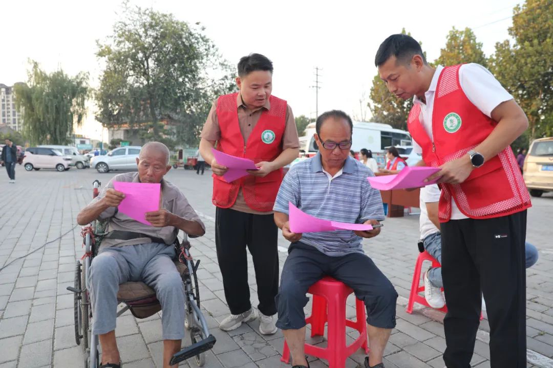 踏上幸福路》,三句半《移風易俗》,豫劇《窪窪地裡好莊稼》《吃燴麵》