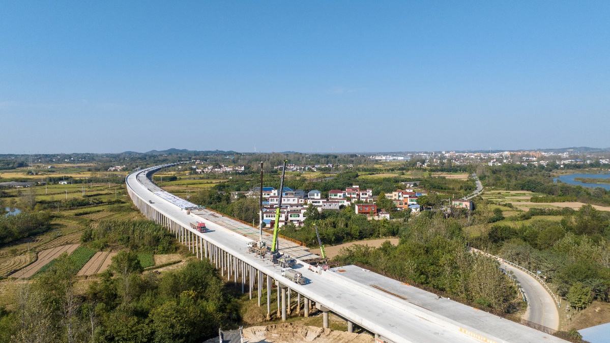 安罗高速桩板式无土路基施工圆满完成 