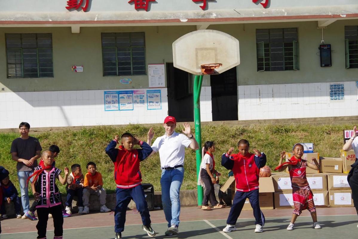 近日,一場暖心的捐助活動在普洱市西盟縣新廠鎮窩羊村小學,代格拉村