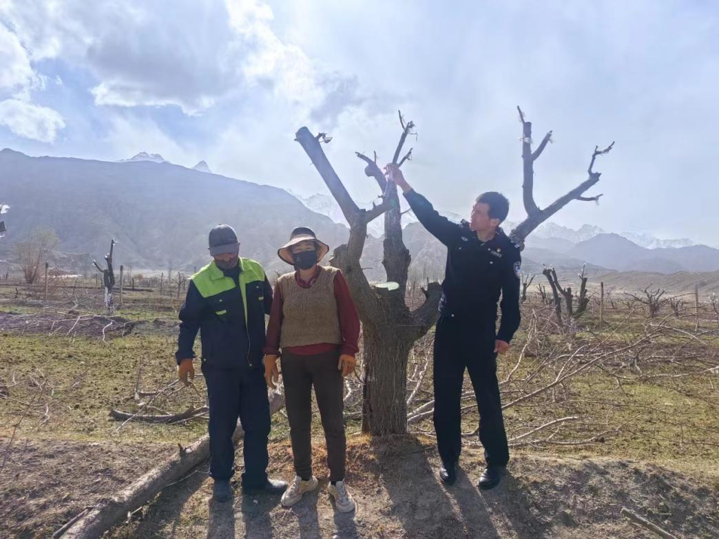 新疆乌恰:食药环大队前往偏远山村开展野生动物保护宣传工作