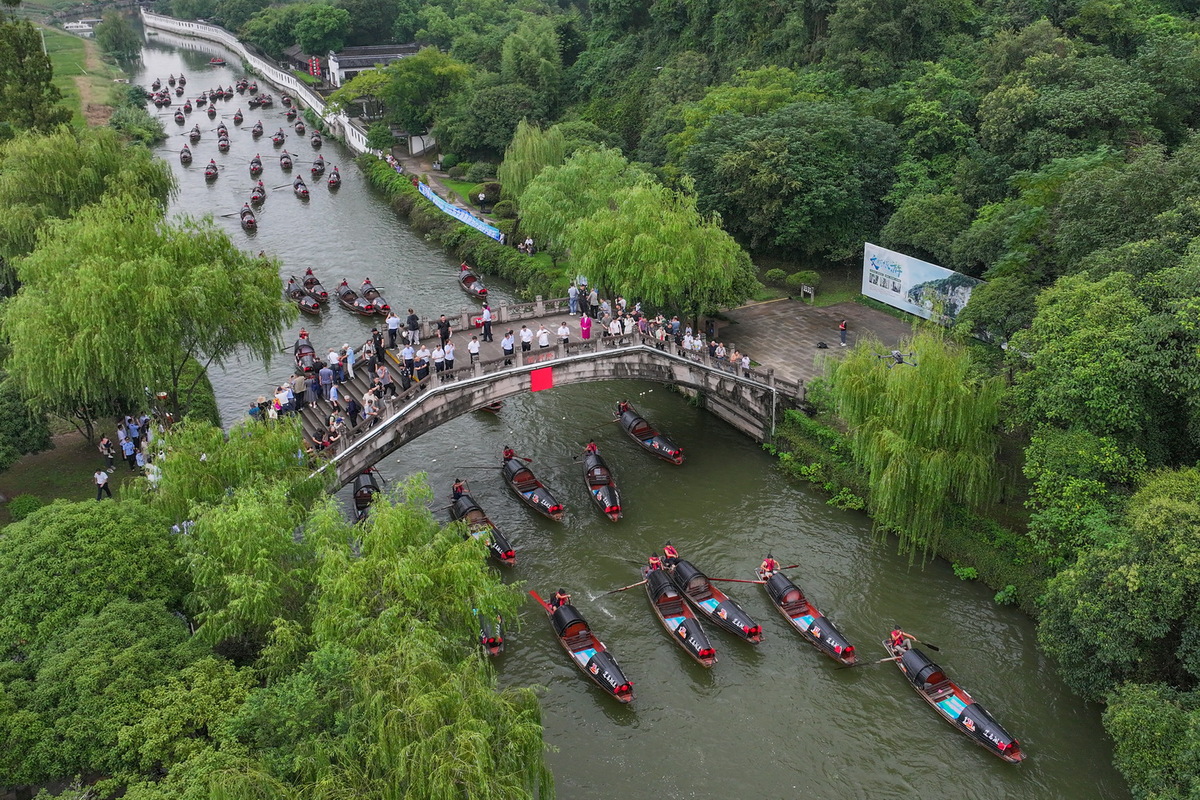 喜迎国庆 绍兴75艘乌篷船竞舟浙东运河