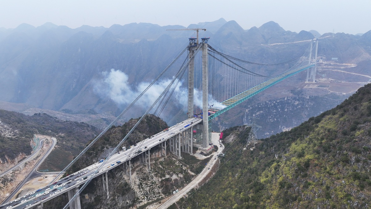 在建世界第一高桥贵州花江峡谷大桥成功合龙