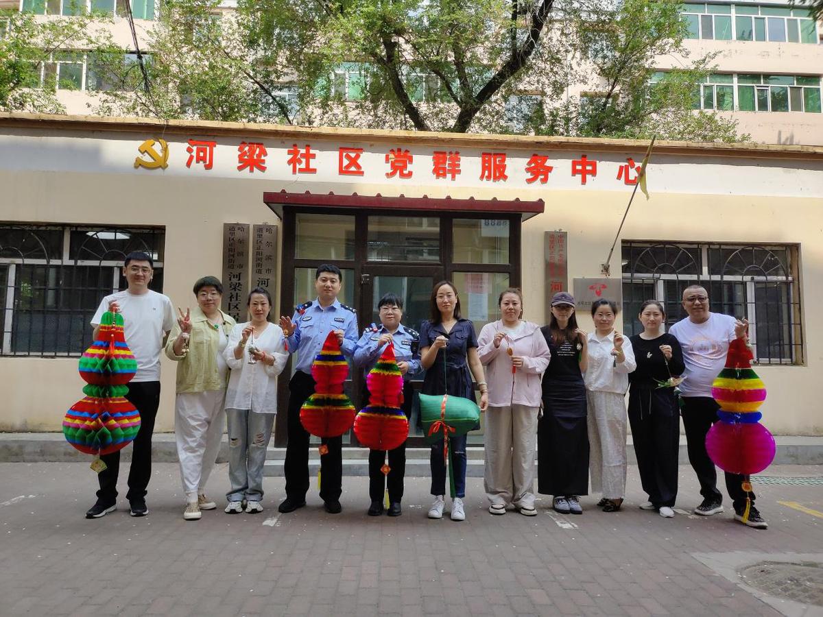 警察成为了“宗齐艺术家”，并一起画了一个安