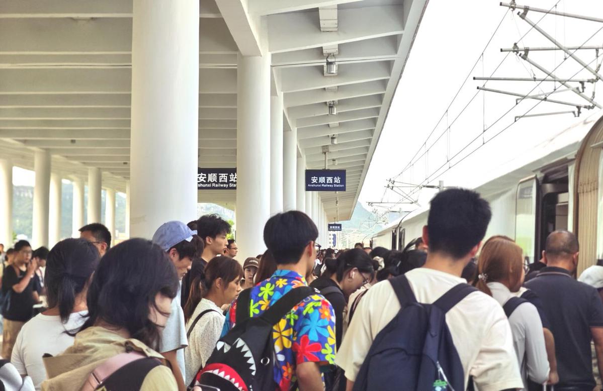 旅客在安顺西站排队登车。伍倩倩摄