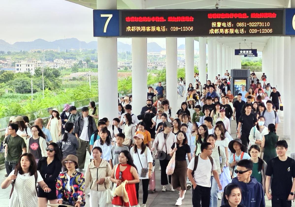 旅客在安顺西站下车。伍倩倩摄